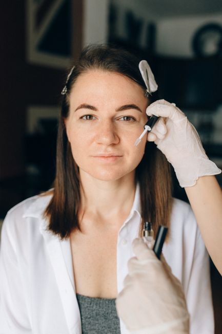 Eyebrow Trim service image