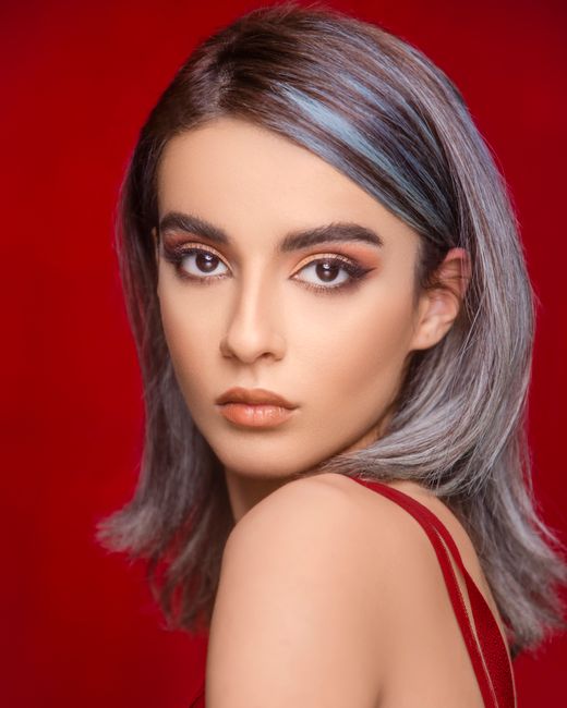 portrait,beauty,makeup,red background