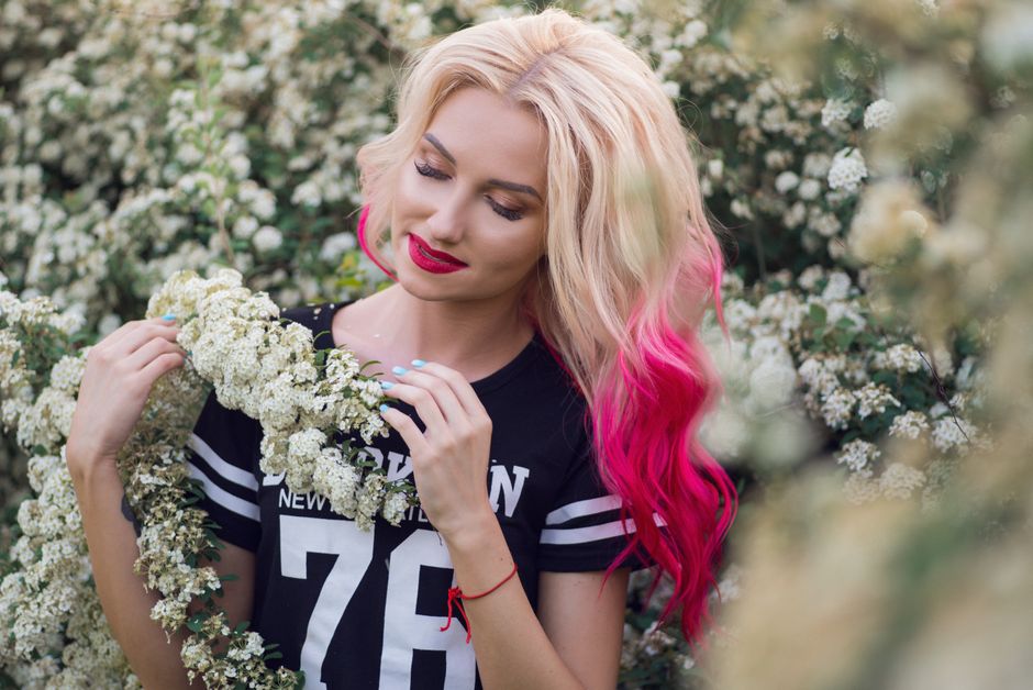 blonde,hair,flowers,outdoor,beauty