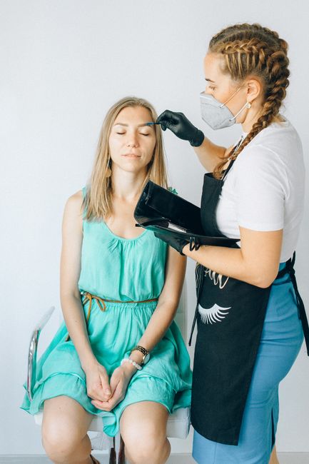 Microblading eyebrows